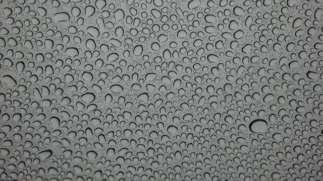 自然特写玻璃上的雨珠背景图片