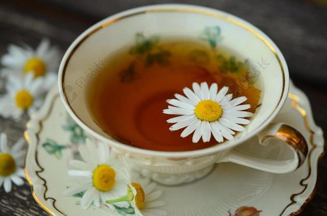 餐饮唯美高端洋甘菊泡茶宣传背景图片