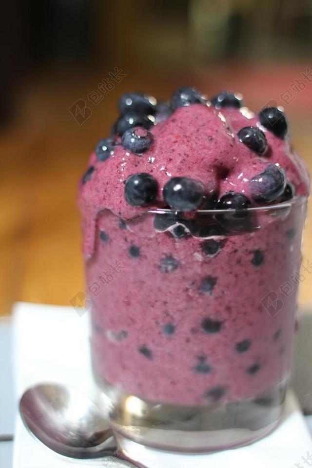 冰沙 冻结 蓝莓 紫色 玻璃 玻璃 勺子 素食主义者 原