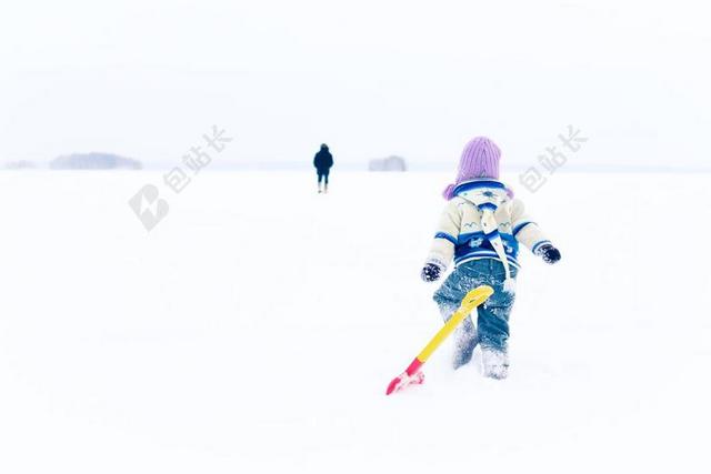 人物冬天雪地上的小孩背景图片