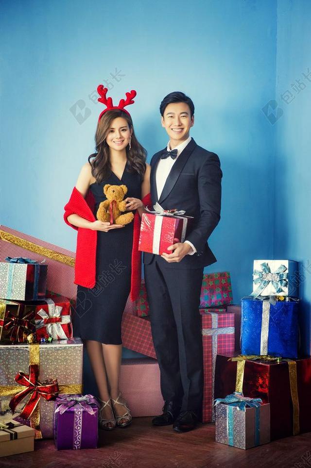 婚纱 美女 年轻 一对 圣诞 圣诞节 开玩笑 鹿 服装