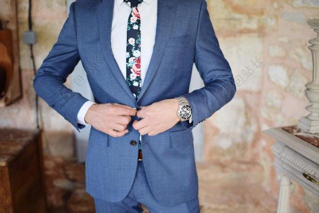 人物蓝色的西装的男人背景图片