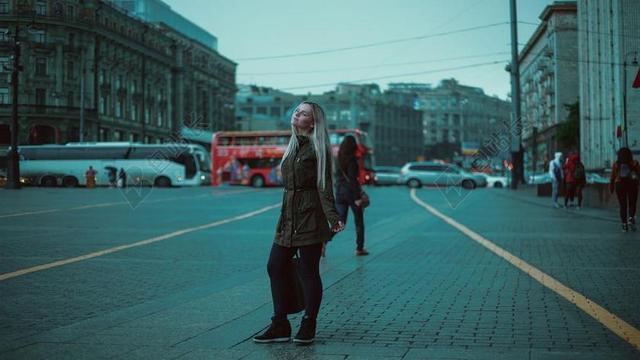 广告时尚街头女子模特背景图片