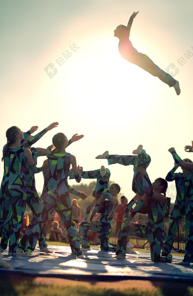 体操 蹦床 运动 女孩 滚落 杂技 人 高 空翻 户外