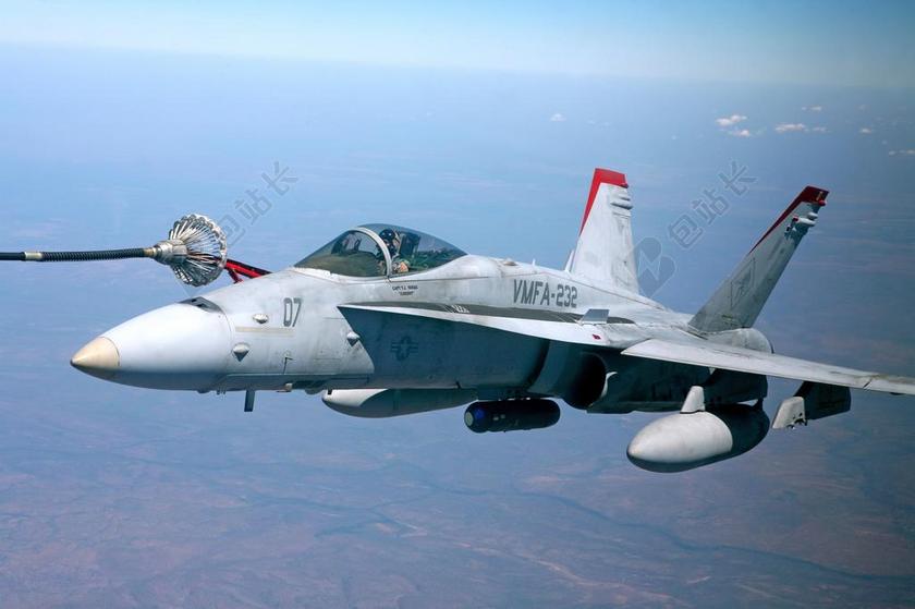 摄影天空飞行的军事喷气式飞机背景图片