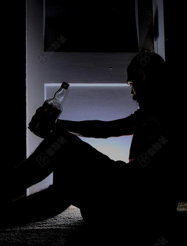 人物在门口喝酒的男人背景图片