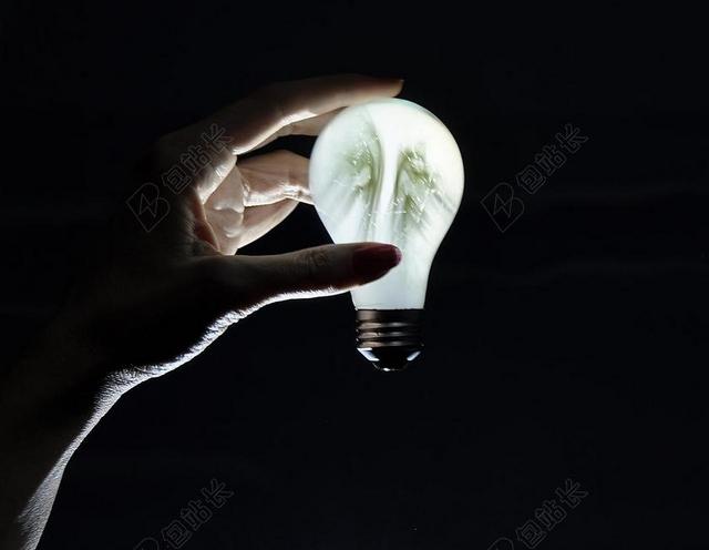 摄影清新手拿灯泡背景图片