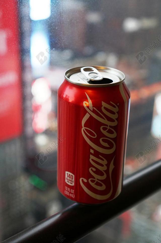 物品窗边的可乐背景图片
