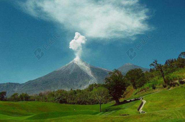 自然美丽的草地和火山背景图片