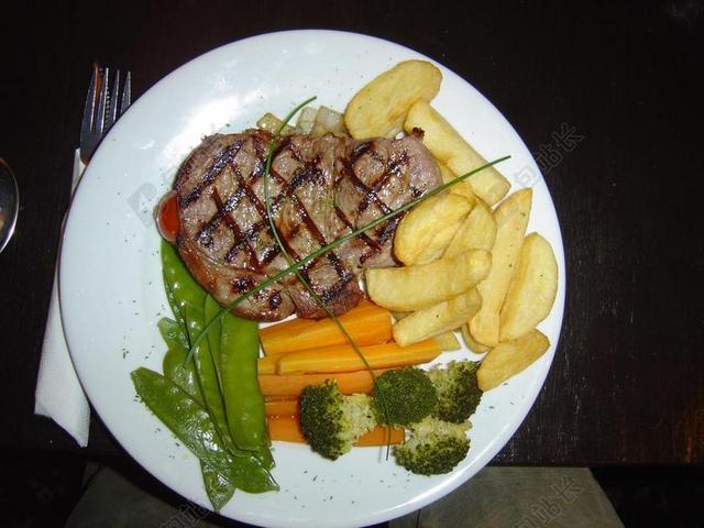 西冷牛排餐 蔬菜 肉 土豆 牛排 晚餐 煮熟的
