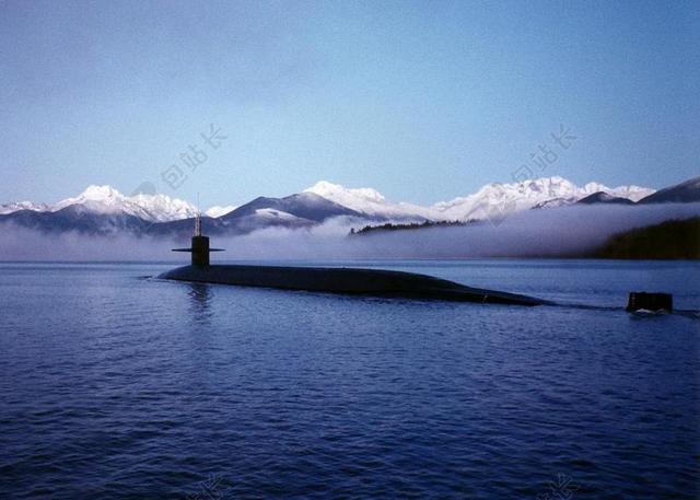潜艇 美国海军 USS肯塔基 巡航 表面 山