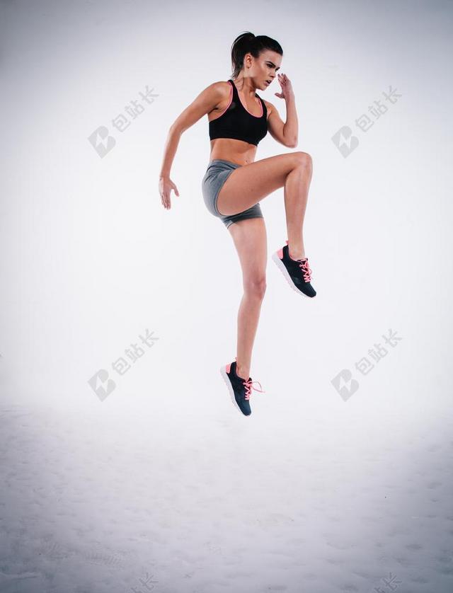 人物跳跃的健身女人背景图片
