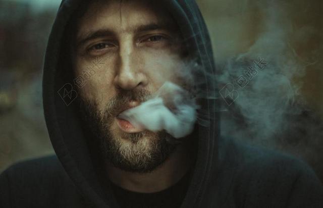 广告时尚吸烟的男子背景图片
