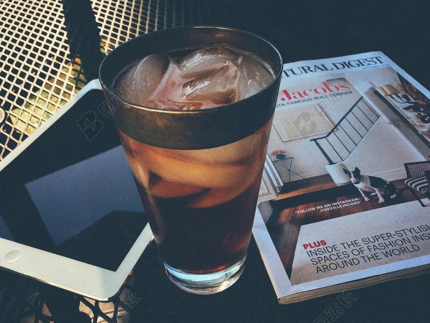 餐饮唯美看杂志喝咖啡背景图片