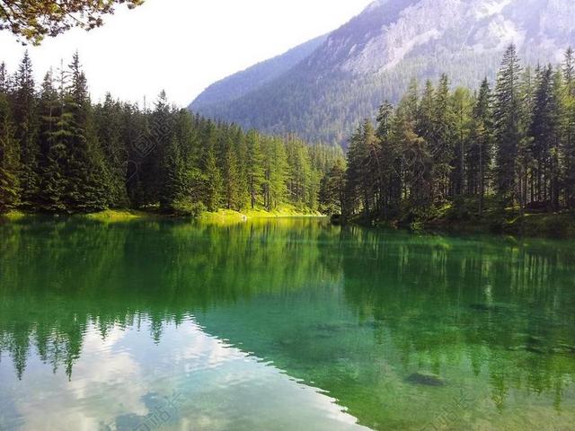 水 山 湖 水中倒影 性质 绿色 森林 海滩 夏季 树木