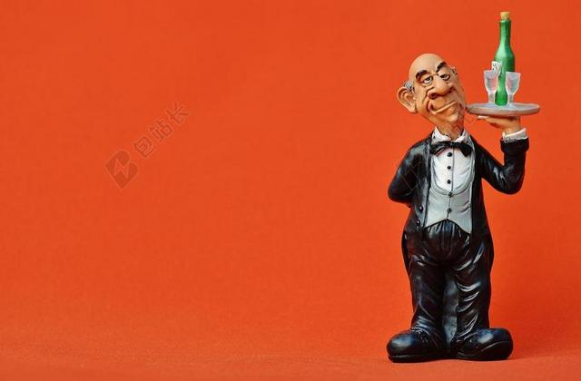 玩具拿酒瓶和黑衣管家玩偶背景图片