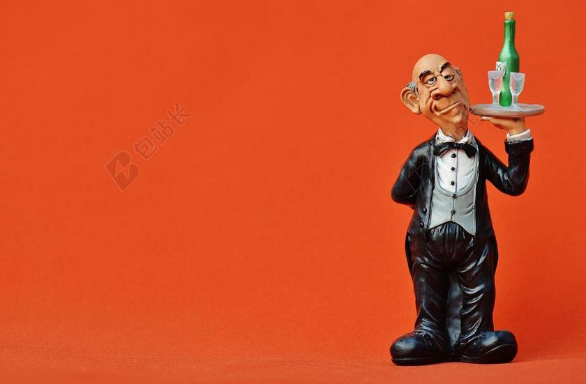 玩具拿酒瓶和黑衣管家玩偶背景图片