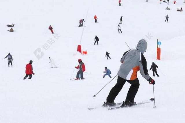 人物积雪上的滑雪者背景图片