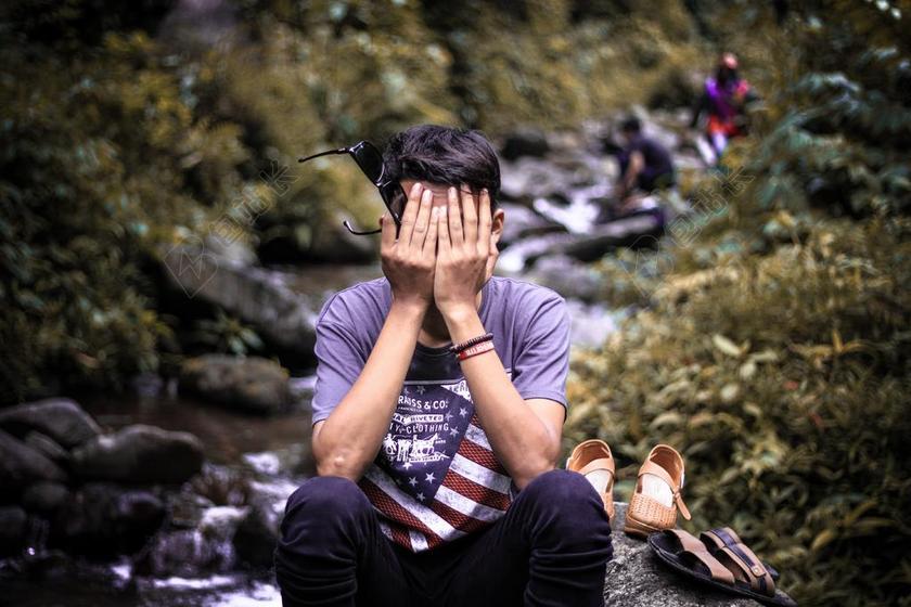 闭着眼睛 忘了 男子 青年 隐藏 羞愧 脸上的手