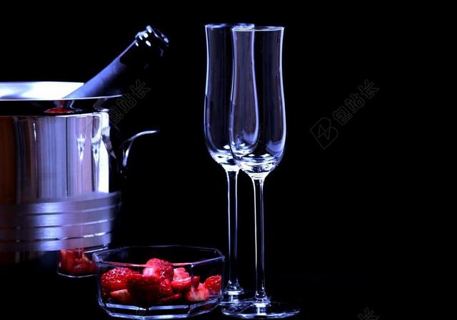 草莓 香槟酒杯 浪漫 爱情 两个