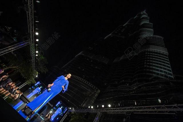 人物高楼下的蓝衣美女背景图片
