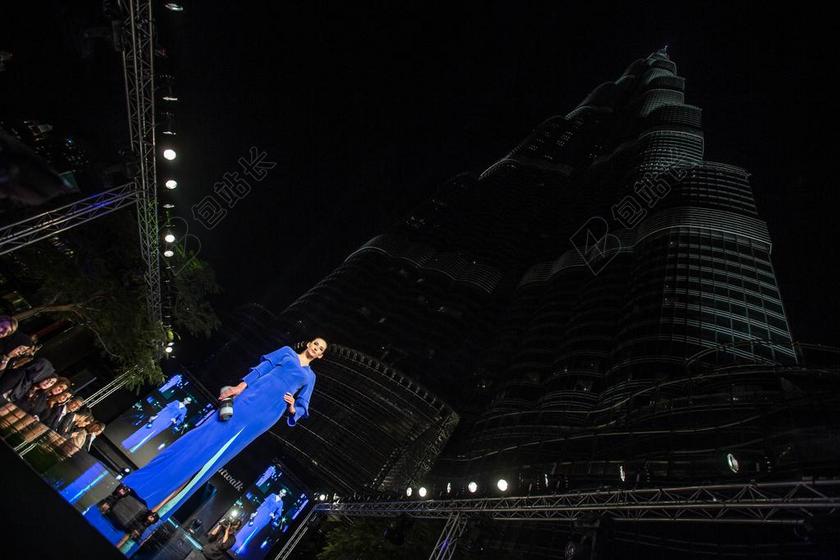 人物高楼下的蓝衣美女背景图片