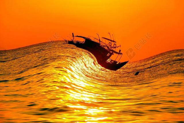 金色交通特写海浪中的小船背景图片