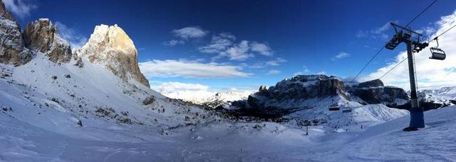 自然白色的积雪和雪峰背景图片