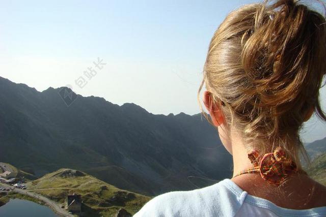 旅游自然站在高峰上看风景的女性登山者宣传背景图片