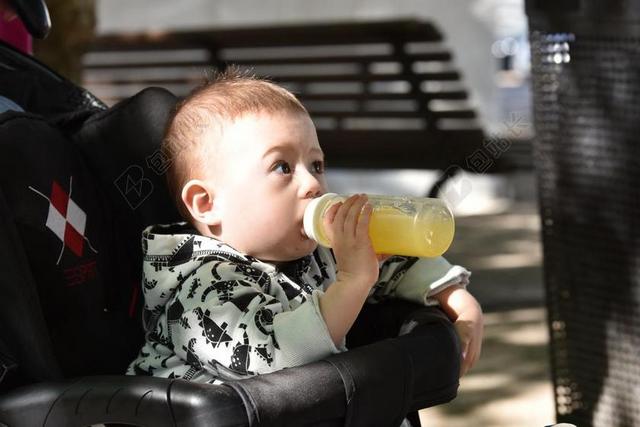 宝贝 幼儿 瓶 橙汁 大眼睛 寒冷 阳光