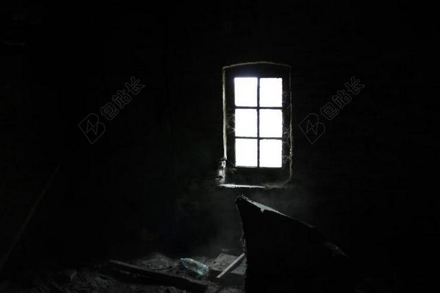 窗口 黑暗 阁楼 灰尘 蜘蛛网 沮丧地 光