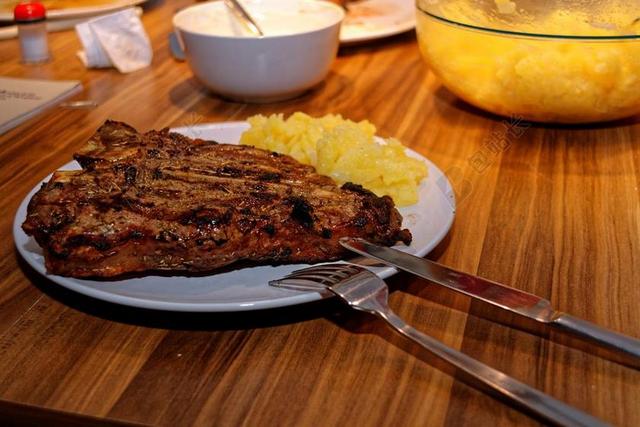 T骨 牛排 肉 烤架 丁骨牛排 马铃薯沙拉 板 刀具 吃