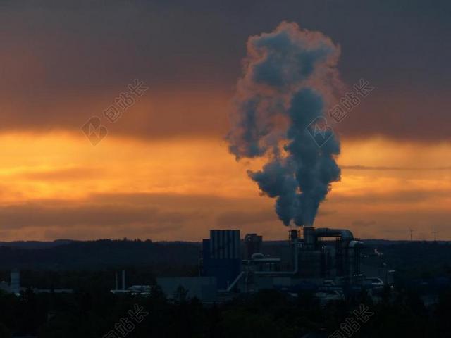 建筑傍晚工厂里的白色烟雾背景图片