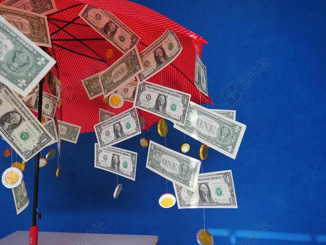物品雨伞下的美元吊坠背景图片