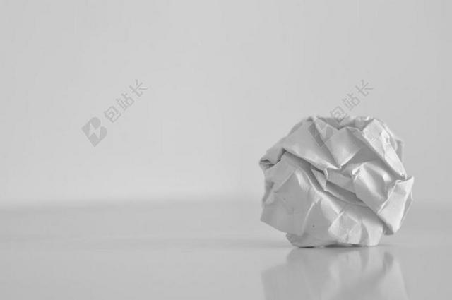 摄影简约揉成一团的白纸背景图片