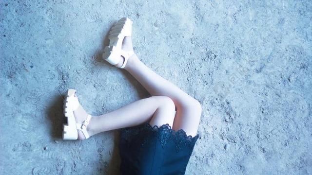 脚的女孩 穿裙子的女孩 发 在地板上 嘴唇 土地 背景 手