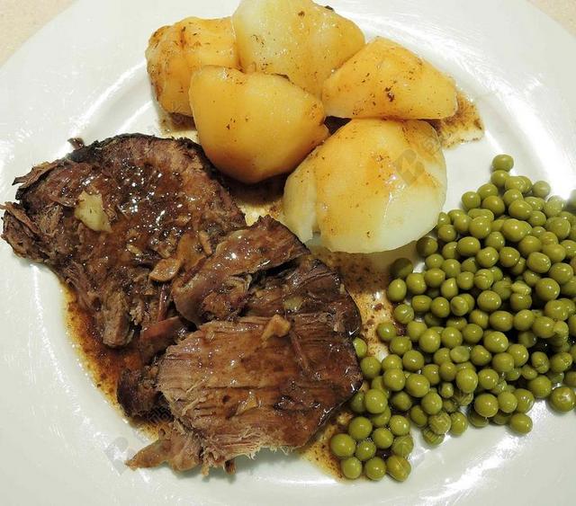 牛腩肉 炖肉 土豆 豌豆 红酒 大蒜 食品
