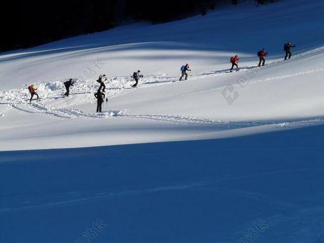 旅游清新户外滑雪的人群背景图片