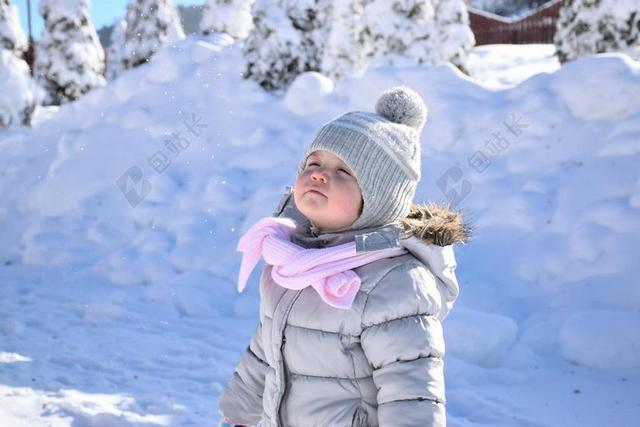 白色人户外白色雪地中的女孩背景图片