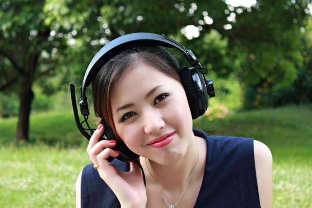 人物戴耳机的美女背景图片