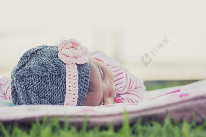 婴儿 放下 睡眠 粉红色 毯子 灰色 累了 白色背景 年轻