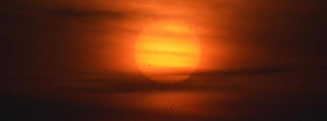 自然金色的夕阳和云朵背景图片