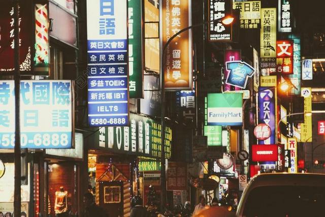 都市繁华的日本街头背景图片