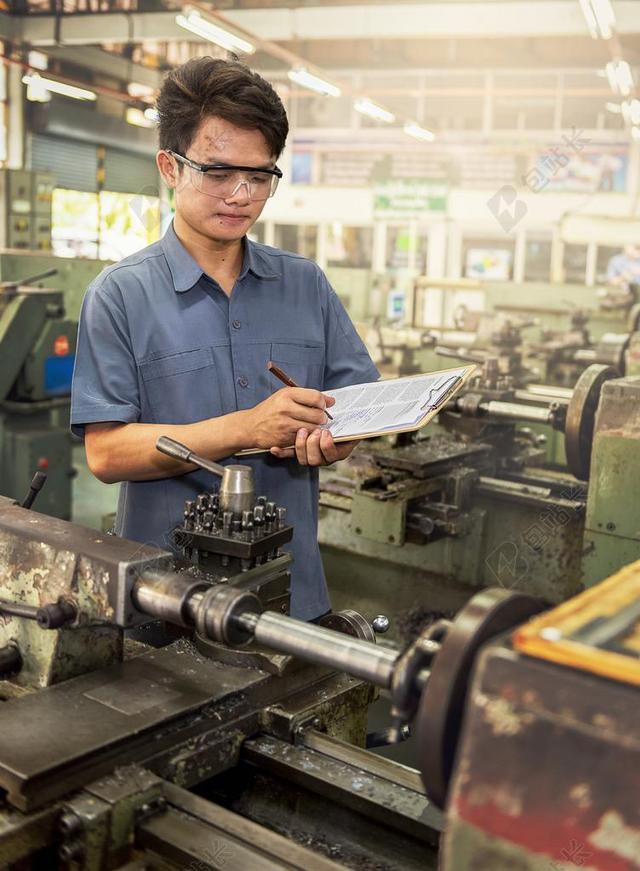 高加索人。 快乐 剪贴板 盖 信心 调节器 该设备 工厂