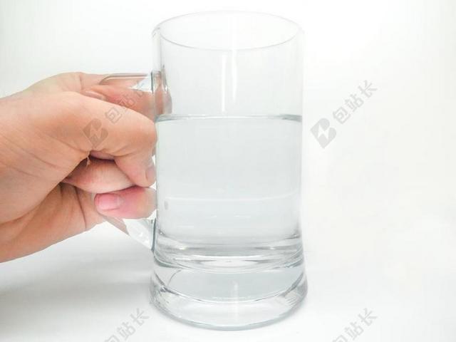 人物女人手中的水杯背景图片