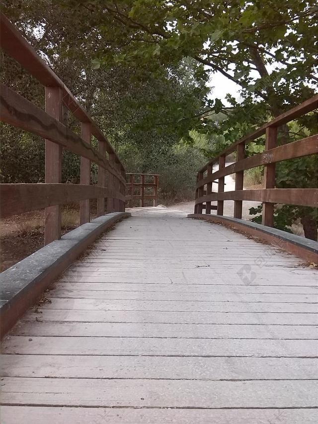 建筑古老的木头桥背景图片