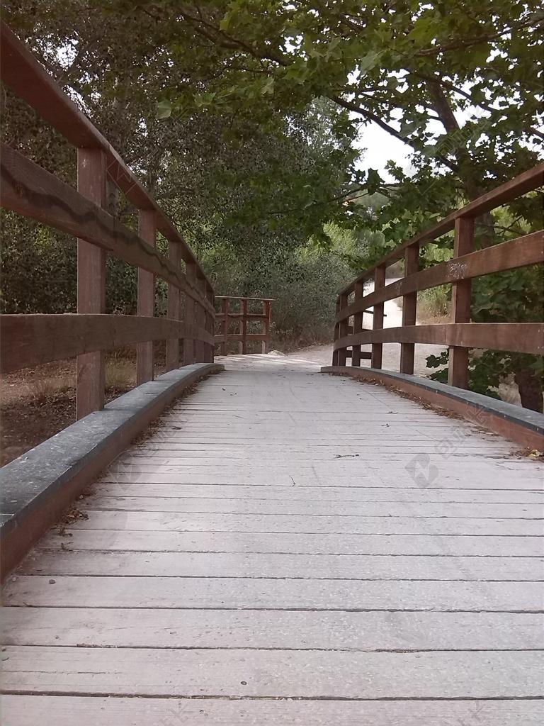 建筑古老的木头桥背景图片