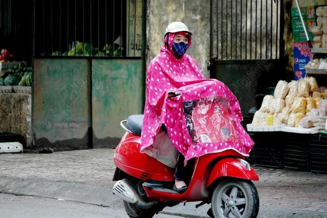 雨 助力车 雨衣 越南 女子骑自行车