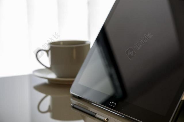 互联网科技办公桌上的摆放办公背景图片