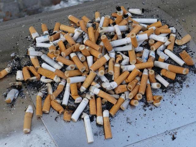 烟灰缸 烟头 吸烟 保佑你 尼古丁 成瘾 不良 有害